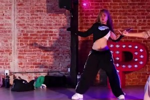 美女主持周玲安：练了新的舞蹈，后天要去休斯顿看火箭比赛了